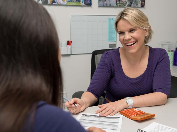 A female student meets with an advisor