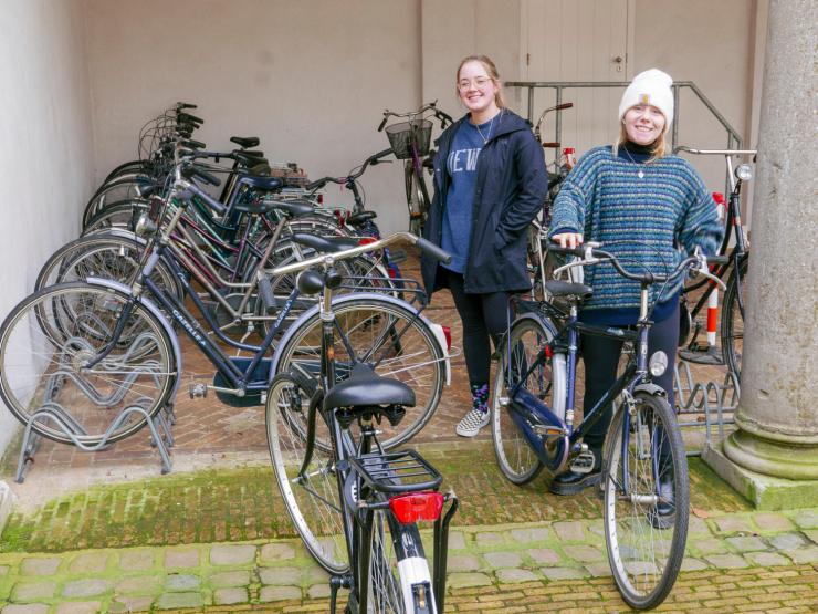 Students with bikes at Kasteel Well